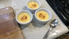 Petites crèmes aux œufs: delikatny krem waniliowo-jajeczny pieczony w kąpieli wodnej