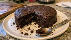 Czekoladowe ciasto urodzinowe bez kremu – wilgotne i mocno czekoladowe