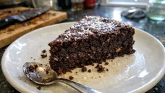 Bezglutenowe ciasto czekoladowe bez mąki – wilgotne, z migdałami i kokosem