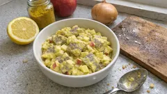 Śledzie po duńsku: kremowa sałatka z curry i jabłkiem, która najlepiej smakuje po nocy