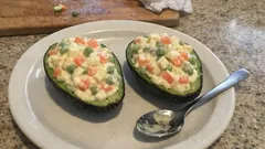 Awokado faszerowane warzywami i domowym majonezem – kremowa przystawka w 10 minut