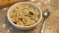 Wigilijne uszka z grzybami do barszczu – miękkie ciasto i szybkie lepienie