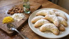 Tcharek el ariane – kruche algierskie rogaliki z migdałami i wodą z kwiatu pomarańczy