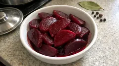 Jak ugotować buraki, żeby były miękkie i intensywnie bordowe – prosty sposób krok po kroku