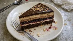 Tort royal z bezą kakaową i porzeczką – efektowny deser na święta