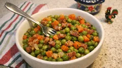 Groszek z marchewką po francusku – duszony z boczkiem i tymiankiem