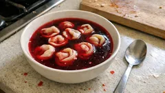 Smaki z jarmarku świątecznego: pierogi, pajda ze smalcem i barszcz z uszkami — co warto spróbować