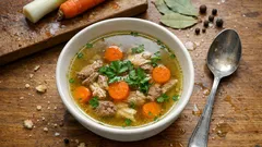 Niedzielny rosół klarowny i złocisty – spróbuj triku z soleniem dopiero na końcu