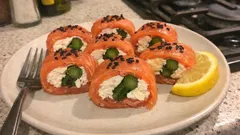 Rouladki z wędzonego łososia z kozim serkiem i szparagami – elegancka przekąska na zimno