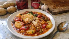 Dorsz po hiszpańsku z ziemniakami i piquillos – prosty obiad w pomidorowo-czosnkowym sosie