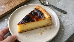 Flan pâtissier jak z francuskiej cukierni: wysoka tarta z gęstym kremem waniliowym