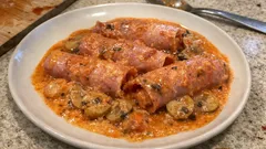 Jambon au porto: roladki z szynki zapiekane w kremowym sosie z pieczarkami