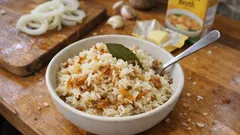 Ryż z karmelizowaną cebulą – prosty dodatek, który robi różnicę