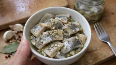 Śledzie z czosnkiem i majerankiem w oleju – prosty przepis do słoika na 2–3 dni