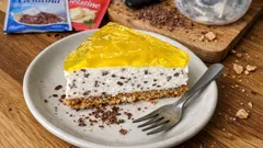 Stracciatella z galaretką bez pieczenia – warstwowe ciasto na herbatnikach, które zawsze się udaje