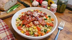 Lekka sałatka wielowarzywna z orzo i boczkiem – szybki lunch na 2 porcje