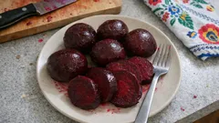 Jak ugotować buraki, żeby były miękkie i intensywnie bordowe – prosty trik z octem