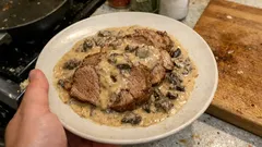 Pieczeń z cielęciny ze smardzami – delikatne mięso i kremowy sos krok po kroku