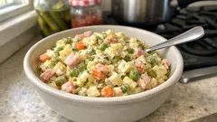 Sałatka świąteczna z ogórkami kiszonymi – kremowa alternatywa dla jarzynowej