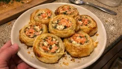 Roladki z ciasta francuskiego z łososiem i ricottą – chrupiące ślimaczki w 20 minut