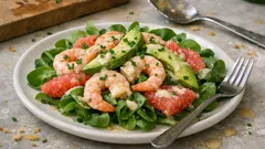 Sałatka z krewetkami, awokado i różowym grejpfrutem – lekka i gotowa w 15 minut