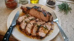 Schab pieczony z kością – nocna marynata i prosty sposób na soczystą pieczeń