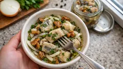 Śledzie proboszcza do słoika: z grzybami i sparzoną cebulą, najlepsze na drugi dzień