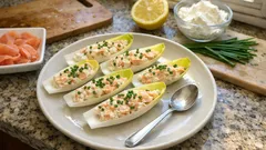 Łódeczki z cykorii z łososiem wędzonym – szybka, elegancka przekąska na zimno