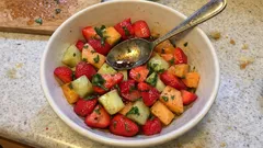 Sałatka z truskawek i melona z bazylią – lekki deser, który najlepiej smakuje po schłodzeniu