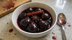 Figi konfiturowane w czerwonym winie z przyprawami – gęsty syrop i miękkie owoce w słoiku