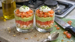 Verrine de la mer: krewetki, grejpfrut i krem z awokado w eleganckich warstwach