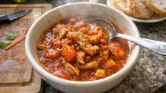 Flaki w sosie pomidorowym – gęste, wyraziste danie z jednego garnka