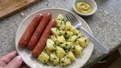 Parówki z maślanymi ziemniakami i musztardą – szybka, ciepła kolacja bez stresu
