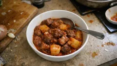 Wieprzowina duszona w białym winie z rzepą i pomidorami – miękka i pełna smaku