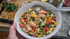 Sałatka z quinoa i krewetkami – lekka, sycąca i gotowa w kilkanaście minut