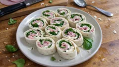 Wrapy z szynką i roszponką na zimno – prosta przekąska, która zawsze znika pierwsza