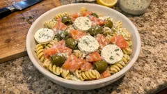 Sałatka makaronowa na zimno z wędzonym łososiem – kremowy sos cytrynowo-koperkowy