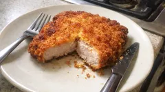 Schabowy jak u Karola Okrasy: cienko rozbity, soczysty i z chrupiącą panierką