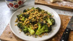 Brokuły z piekarnika z pistacjową posypką i parmezanem – chrupiące w 20 minut