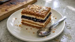 Miodownik z kremem z kaszy manny i porzeczką – przełamana słodycz, idealny do krojenia