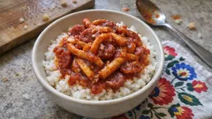 Kalmary duszone w pomidorach z chorizo i porto – wyrazisty obiad na aromatycznym ryżu