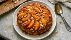 Odwracane ciasto z brzoskwiniami i migdałami – karmelowy wierzch jak z cukierni