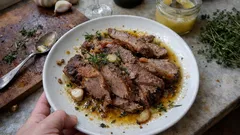 Udziec jagnięcy konfitowany 5 godzin – miękki, ziołowy i bez stresu