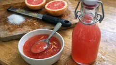 Syrop z różowego grejpfruta – prosty przepis na cytrusową bazę do lemoniady