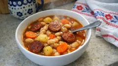 Zupa z białą fasolą i chorizo – treściwa, gotowa w jednym garnku