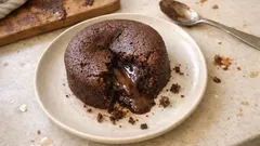 Wegański fondant czekoladowy z miękkim środkiem – prosty przepis na domowe ciasto