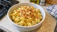 Sałatka koronacyjna z kurczakiem: kremowy sos curry i morele krok po kroku