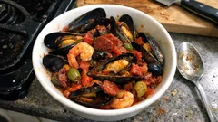 Mule po hiszpańsku w sosie pomidorowym z chorizo – prosto, a jak z restauracji