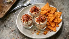 Verriny z kremem paprykowym i chrupiącą pancettą – efektowna przekąska w 15 minut