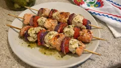 Szaszłyki z łososia i dorsza w cytrynowej marynacie – proste, soczyste i gotowe w 10 minut